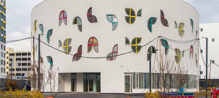 Построен уникальный круглый детский сад с окнами в форме бабочек