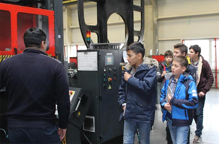 Старшеклассники посетили завод AXOR и узнали об особенностях работы на крупном производственном предприятии