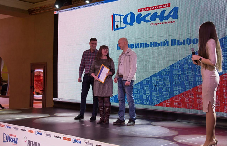 Представители Winkhaus поздравлюят главного победителя акции – Васюкову Ольгу