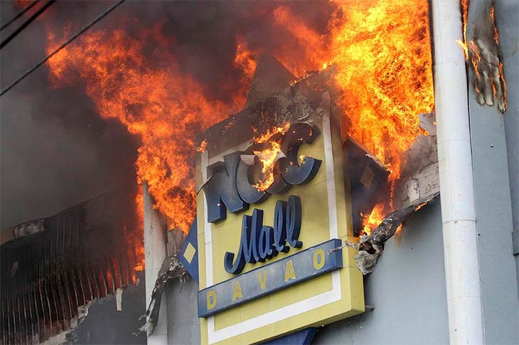 Мнение: Когда торговые центры пылают в огне