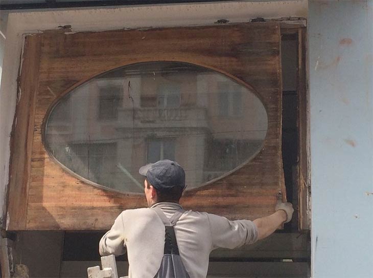 Красноярский дизайнер возмутился ремонтом окон и дверей художественного института