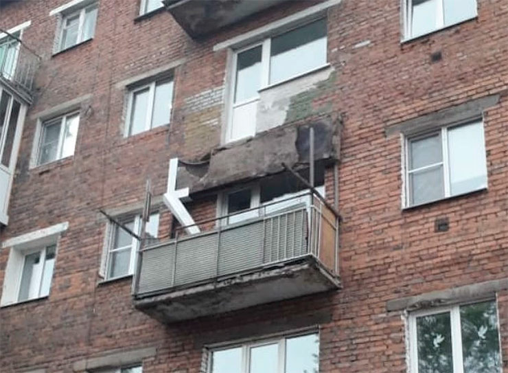Обрушение балкона из-за нарушений во время остекления произошло в Иркутской области 