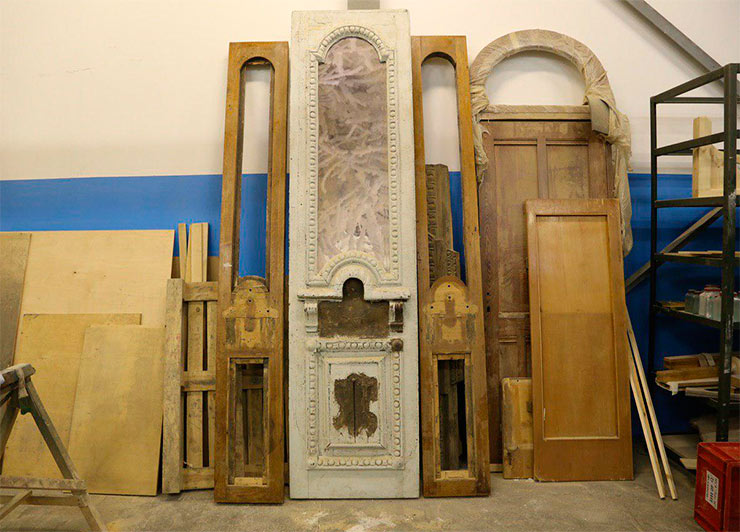 Осторожно, двери сохраняются: кто и как реставрирует исторические двери в Петербурге
