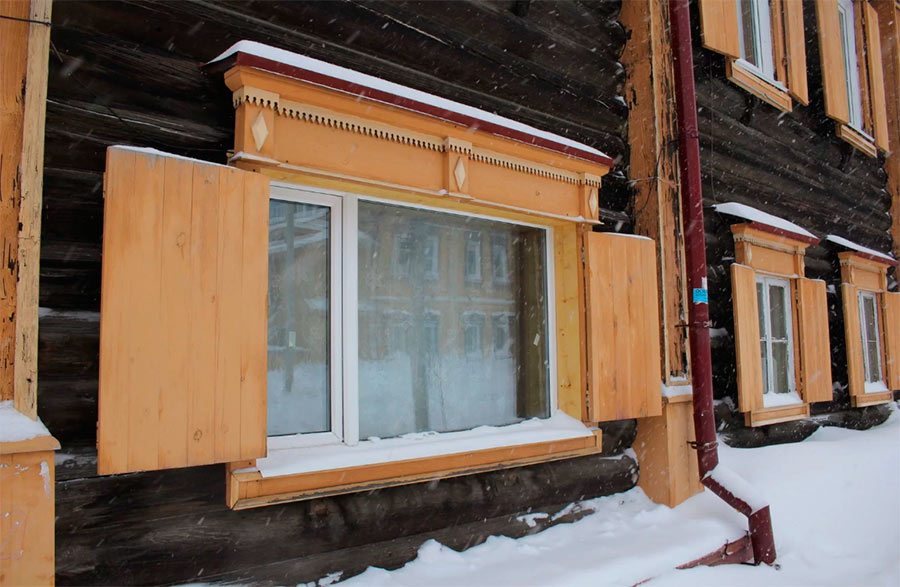 «Люди искренне убеждены, что делают дому красиво»: в Томске разгорается конфликт вокруг пластиковых окон в исторических зданиях