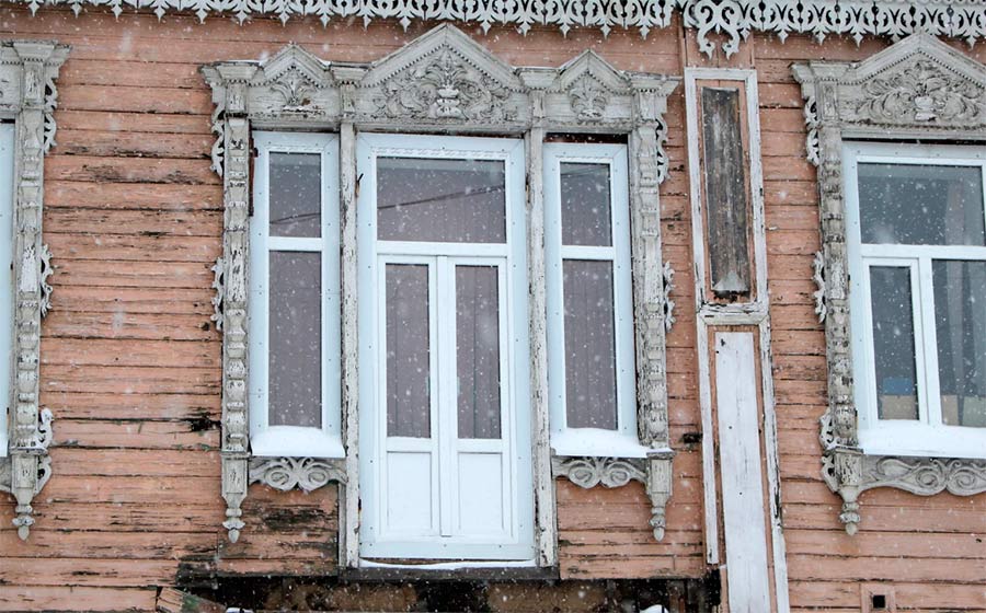 «Люди искренне убеждены, что делают дому красиво»: в Томске разгорается конфликт вокруг пластиковых окон в исторических зданиях