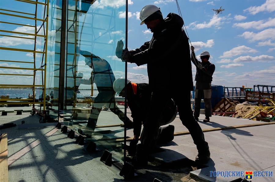 Процесс остекления бронекатера на набережной в Волгограде