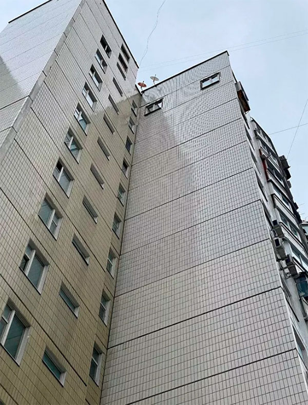Москвич прорубил окна в глухой стене 14-этажки