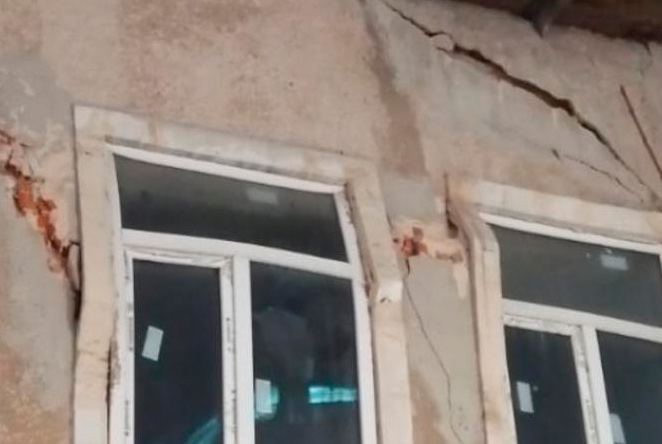 Из-за трещин в стене бывшей гостиницы «Россия» деформируются пластиковые окна 