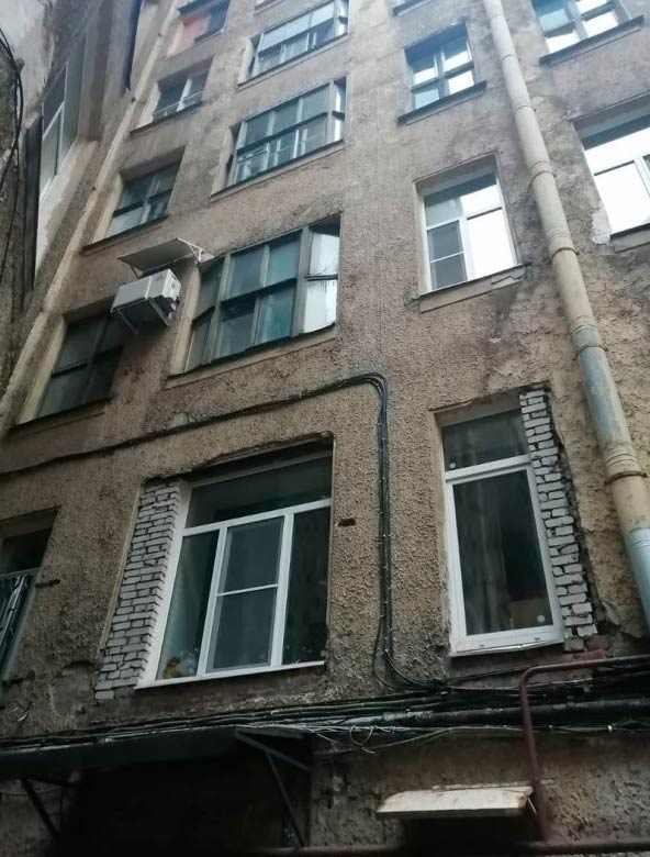 Новые пластиковые окна опять испортили исторический облик фасада