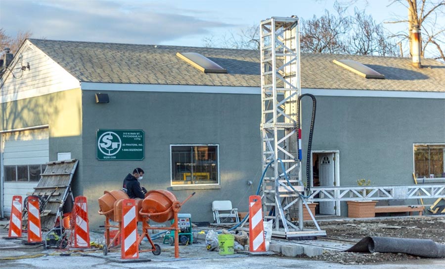 Установку оконных блоков прямо в процессе печати дома реализовали в США Установку оконных блоков прямо в процессе печати дома реализовали в США