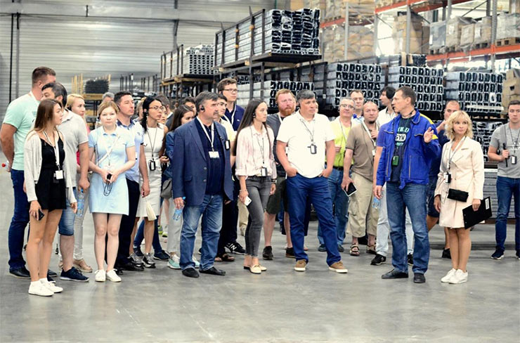 Участники «Техно тура» на заводе Урало-Сибирской профильной компании в Екатеринбурге