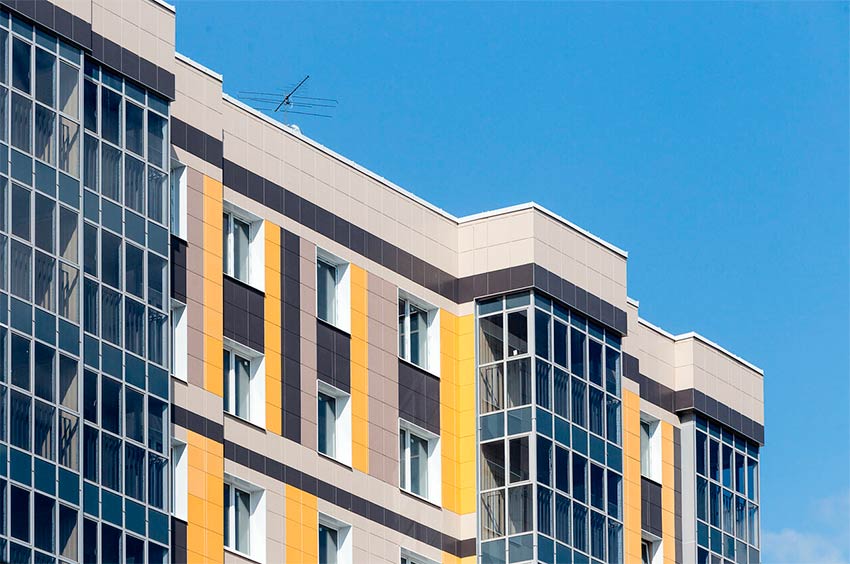 Остекление балконов и террас: как создать комфорт в летнюю жару?