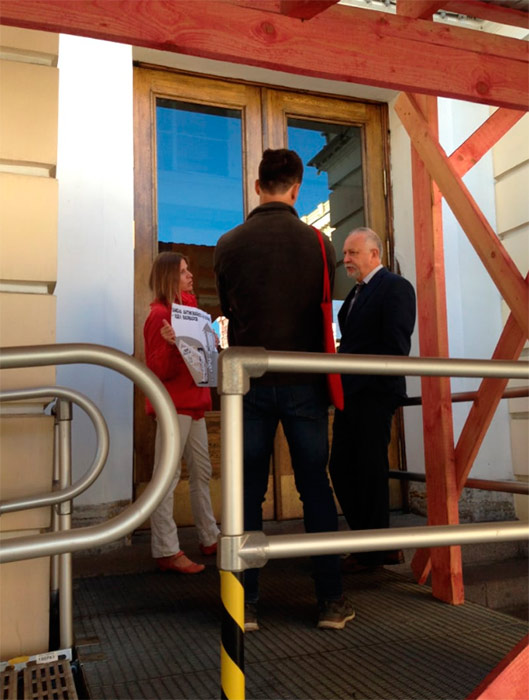 В Санкт-Петербурге проходят пикеты против уничтожения деревянных окон