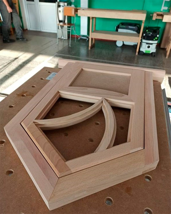 Оконный блок и рама с декоративным элементом принесли студенту победу в WorldSkills Russia Оконный блок и рама с декоративным элементом принесли студенту победу в WorldSkills Russia