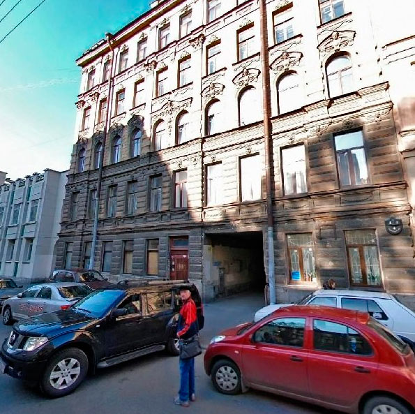 В Петербурге активисты защищают окна старинного дома от варварского ремонта