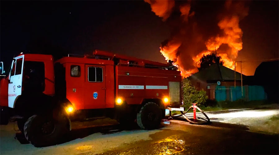В Новосибирске пожар уничтожил производство пластиковых окон