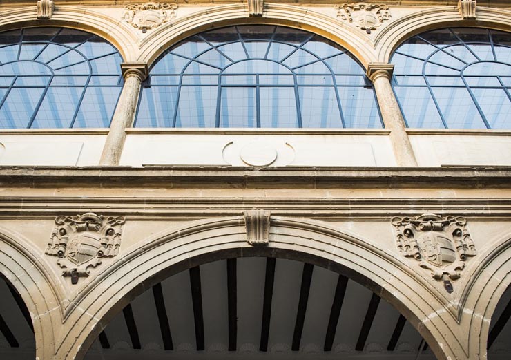 Алюминиевые арки все чаще применяют в административных и офисных зданиях