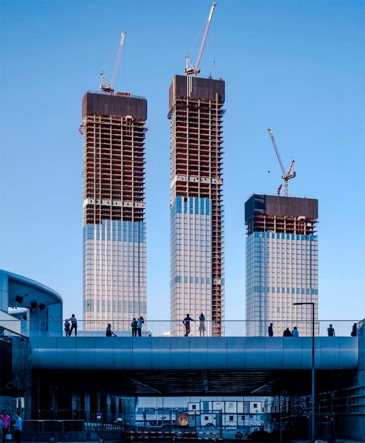На небоскребах Capital Towers возле «Москва-Сити» ведется остекление	