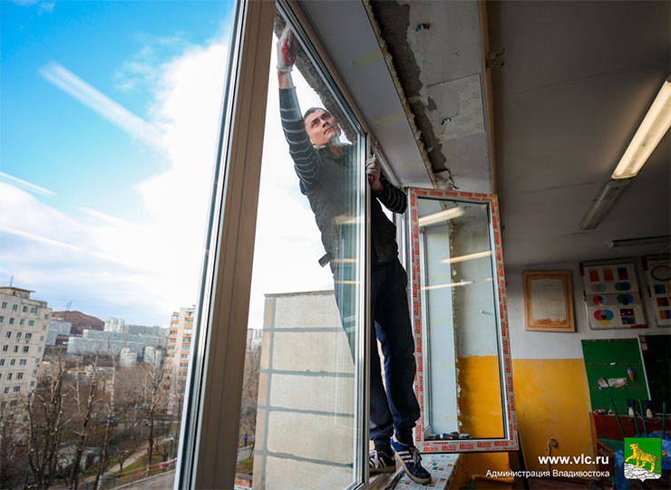 Проект «Сохрани тепло детям»: пластиковые окна установили в 22 школах Владивостока