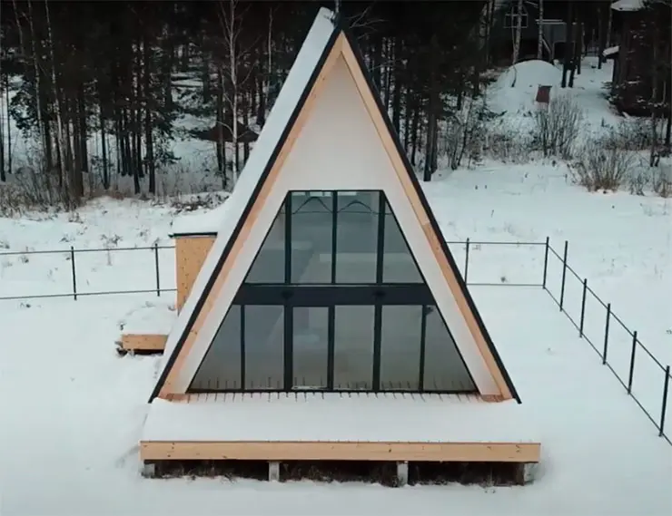 Треугольный загородный дом с окнами «Баутек НЕО»