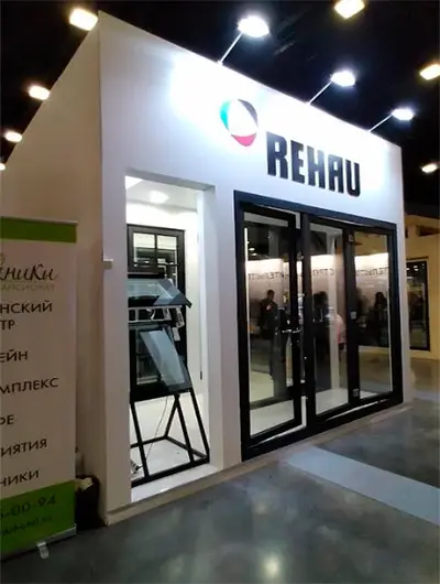 Оконные и дверные решения REHAU на стенде компании «Де-Факто»