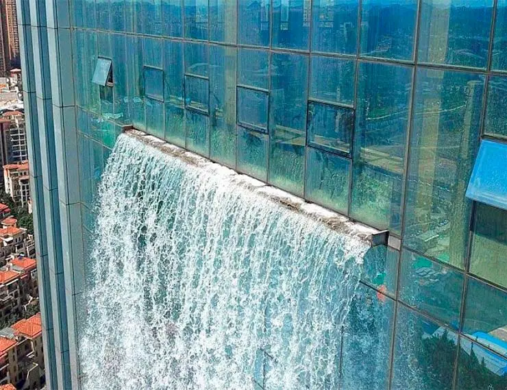 Стеклянный фасад с интегрированным водопадом