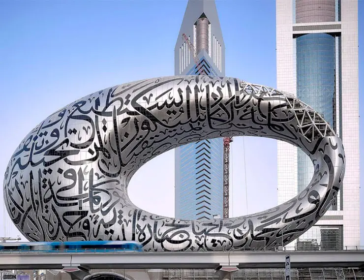 Экзотический фасад «Музея будущего» в Дубае в дневное время
