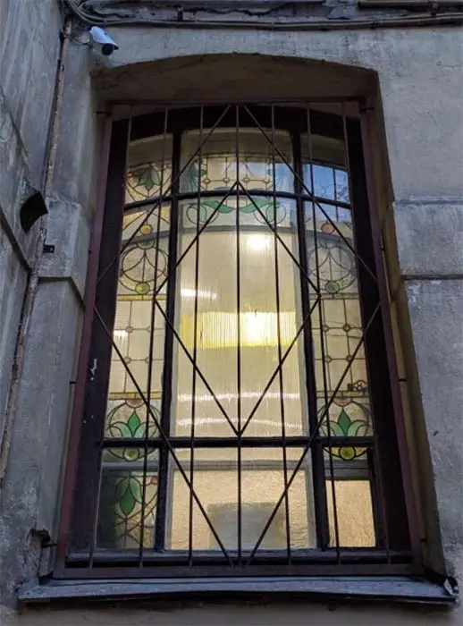 Окна доходного дома в Басковом переулке