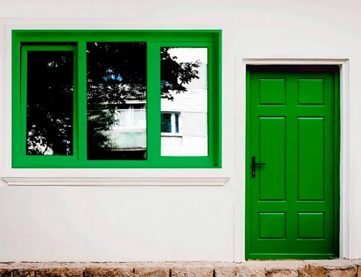 Зелёный цвет окон на фасаде