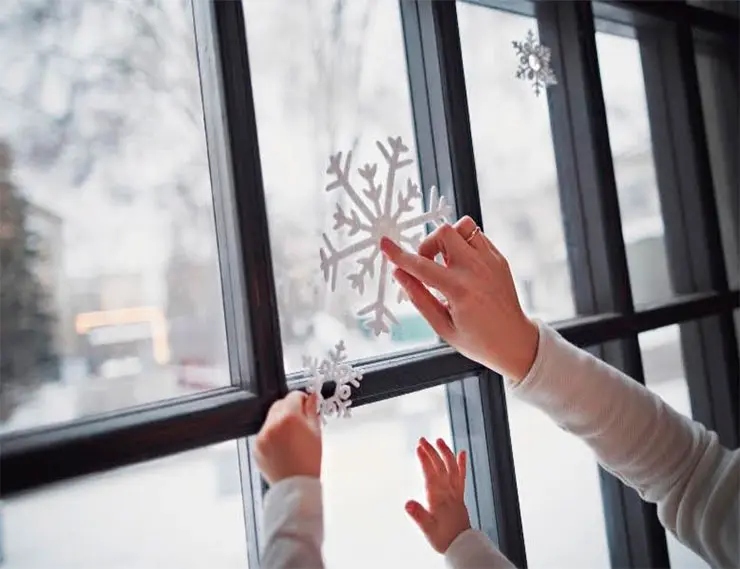 Новогоднее окно должно быть чистым и опрятным, а процесс декора безопасным