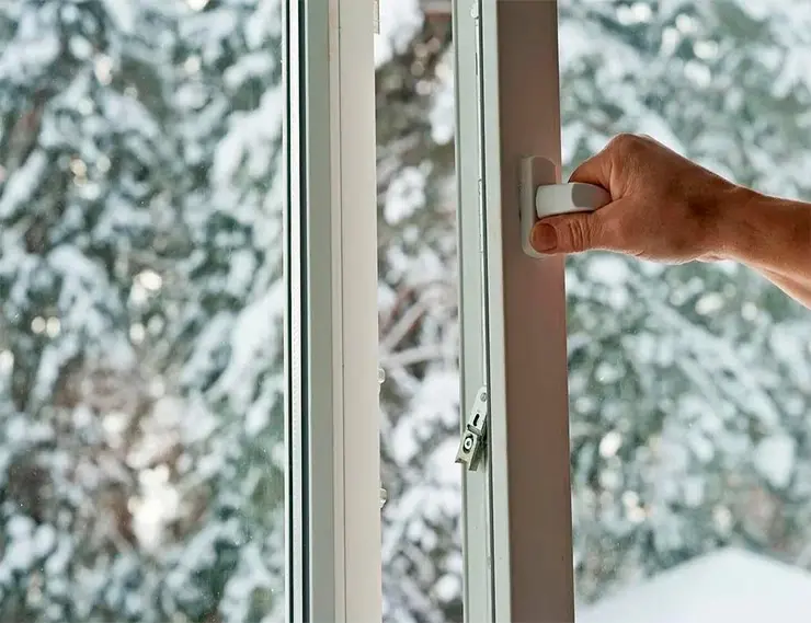 Зачем нужно открывать окна зимой?