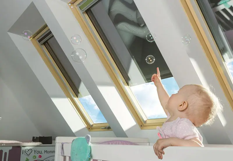 Рулонные шторы блэкаут в детской на мансарде