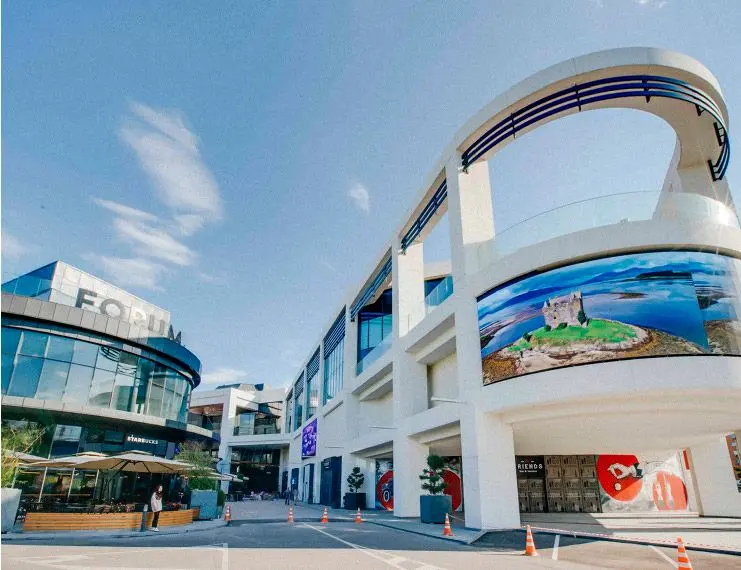 Forum Mall Almaty отличают постройка в стиле «город в городе» и большие площади остекления