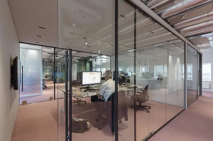 Современное стекло может обеспечить сотрудникам ощущение комфорта и уединения