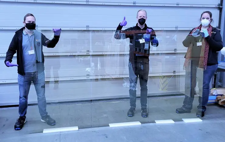 Команда Ubiquitous Energy демонстрирует фотоэлектрическое стекло размером 1,5 м x 3 м с покрытием UE Power™