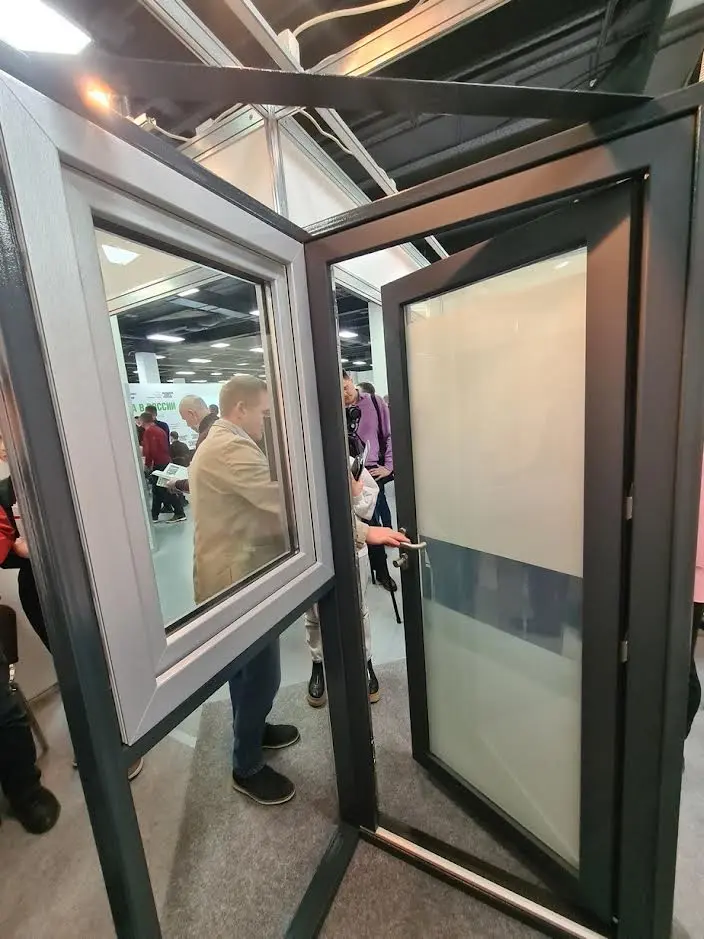 Дверь с дистанционным открыванием и стеклом с изменяемой прозрачностью
