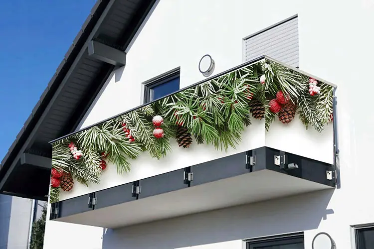 Как украсить балкон на Новый Год: 2 оригинальные идеи для оформления