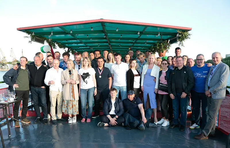 Организаторы и гости выездного мероприятия в честь 15-летия Ассоциации продавцов и производителей фурнитуры