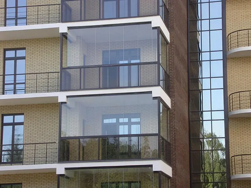 Закаленное стекло в безрамном остеклении балкона
