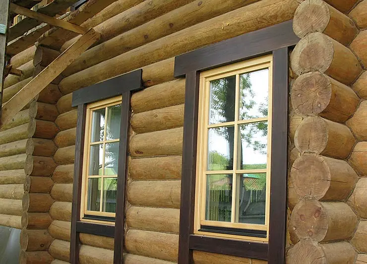 Классические деревянные окна как нельзя лучше подходят для дачного дома из дерева