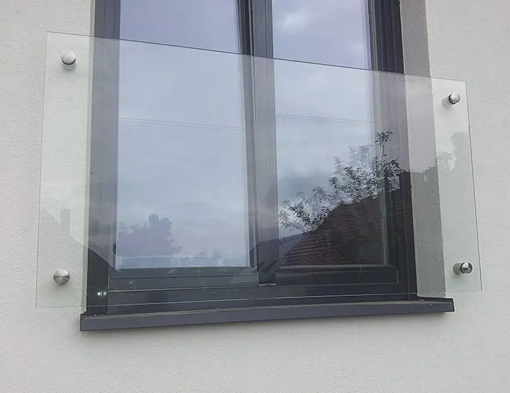 Крепление стеклянного ограждения французского балкона должно быть надёжным