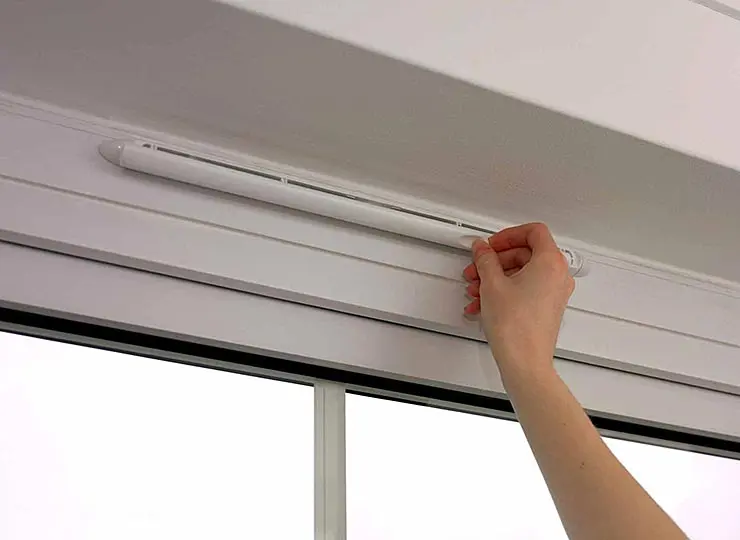 Приточный клапан в пластиковом окне позволяет регулировать подачу воздуха вручную и автоматически