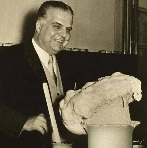 Отто Байер демонстрирует действие полиуретановой пены, 1952 г.