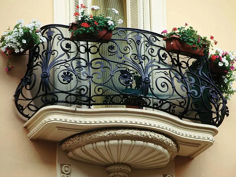 Цветочный декор французского балкона