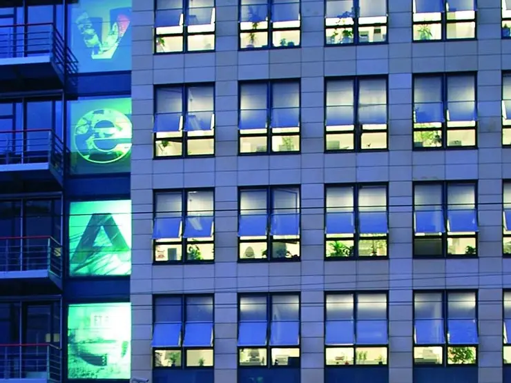 Фасад здания VEAG Office в Берлине – яркий пример применения смарт-стекла как инструмента визуальной коммуникации