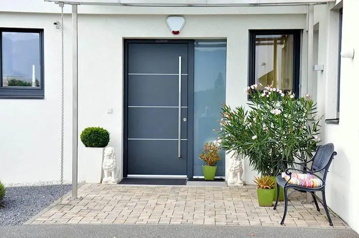 Входные двери для дома в современном стиле должны гармонировать с окнами