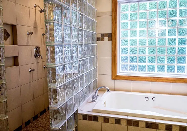 Окно и перегородка из стеклоблоков в ванной