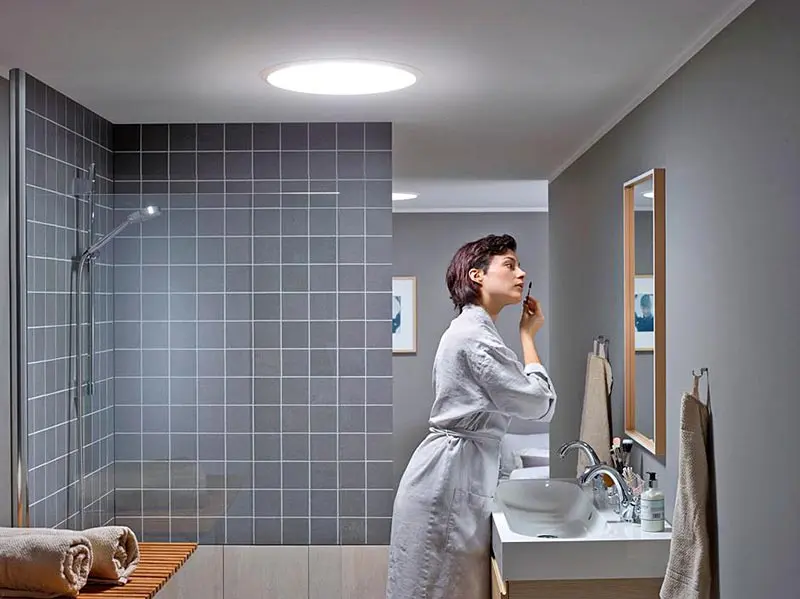 Пример применения светового тоннеля в ванной без окон