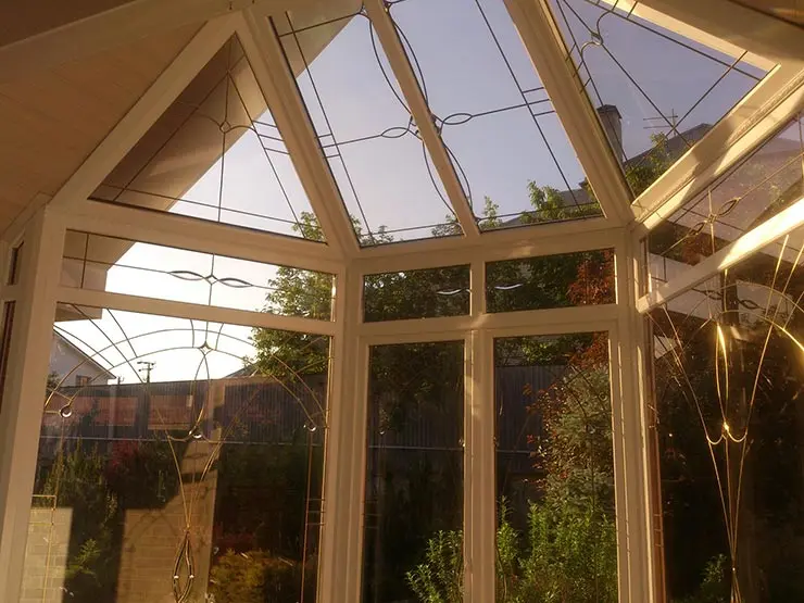Залитый солнцем зимний сад через фацетные витражные стекла представляет потрясающее зрелище